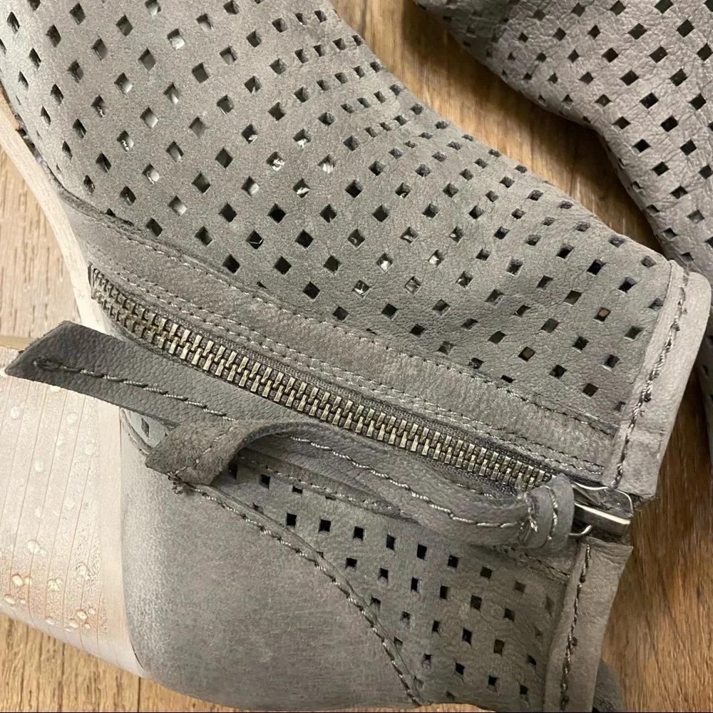 Dolce Vita Kenyon Perforated‎ Bootie Off White Gray